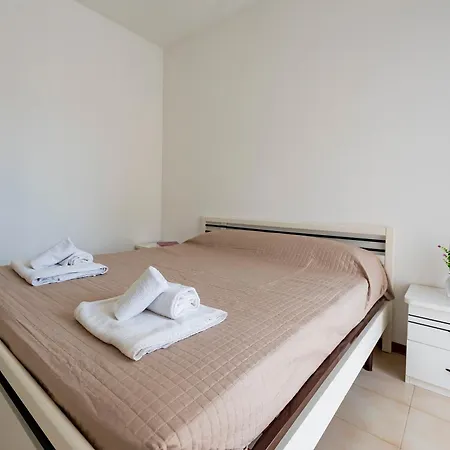 Guesthost - Alba Cozy Flat Near The Sea With Parking شقة