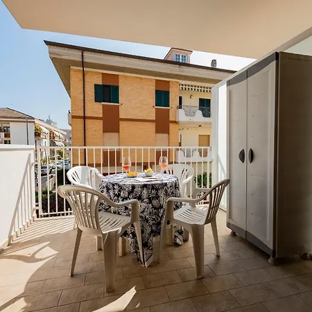 شقة Guesthost - Alba Cozy Flat Near The Sea With Parking ألبا أدرياتيكا
