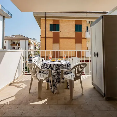 Guesthost - Alba Cozy Flat Near The Sea With Parking شقة